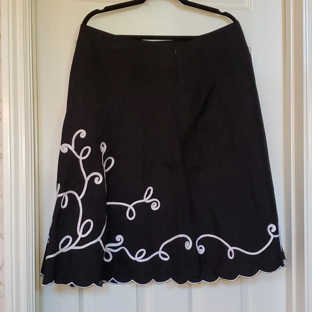 Black with White Brocade and Scallop Hem Skirt‎